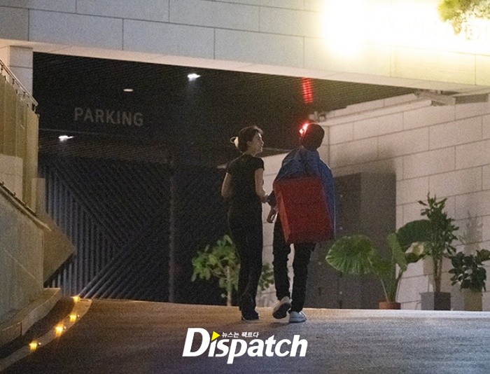 T.O.P luôn là người chủ động đến tìm Nana. Ảnh: Dispatch.