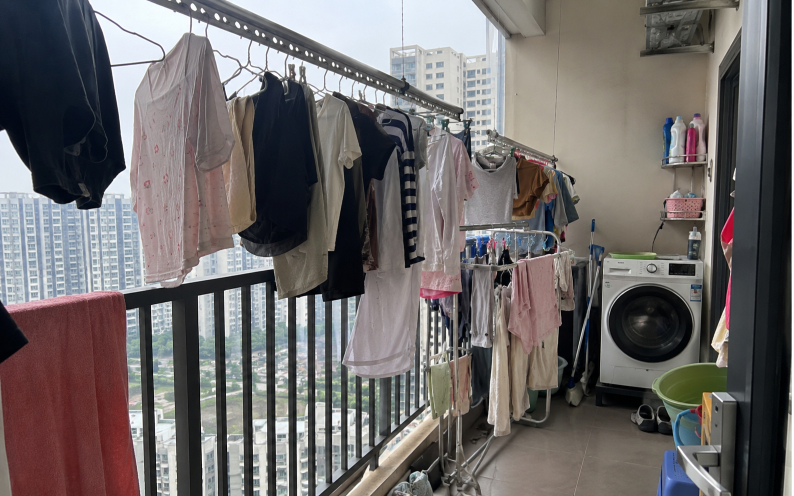 Vì sao ngày càng nhiều gia đình không còn dùng ban công để phơi quần áo? 2 kiểu bố trí khiến vài mét vuông không còn bị bỏ phí