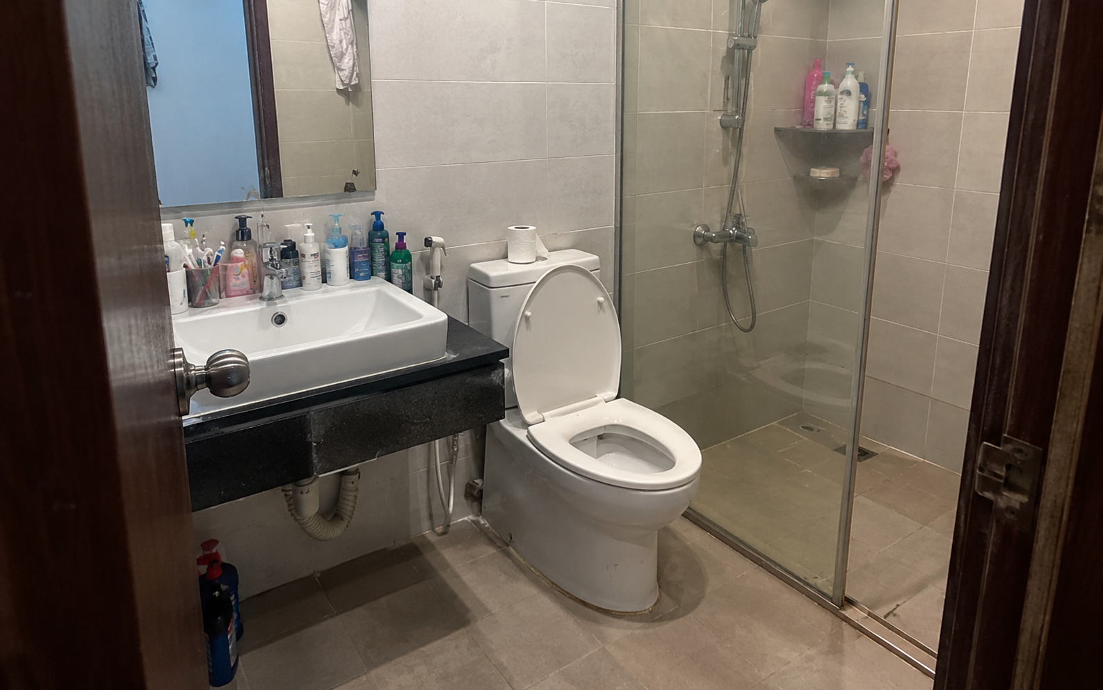 Tại sao ngày càng nhiều gia đình không còn đặt lavabo trong nhà vệ sinh? 2 cách bố trí giúp cả nhà đỡ cảnh phải “chờ nhau”