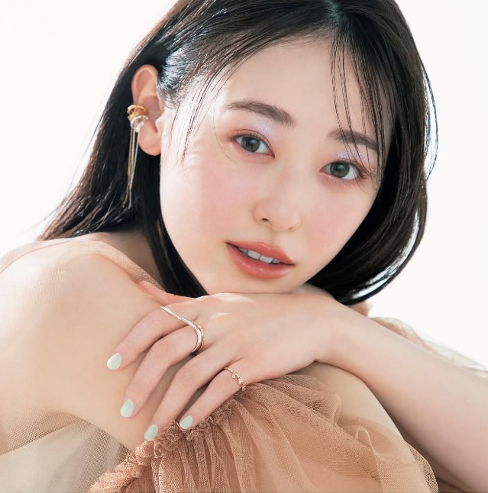 Tin vui showbiz: Cầu thủ tuyển quốc gia nhận lương 2,9 tỷ/tuần thông báo cưới ngọc nữ showbiz SN 1998, là thanh mai trúc mã