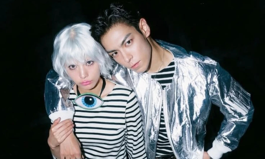 T.O.P và Nana yêu nhau từ tháng 6. Họ phát triển từ tình đồng nghiệp thành tình yêu. Ảnh: X