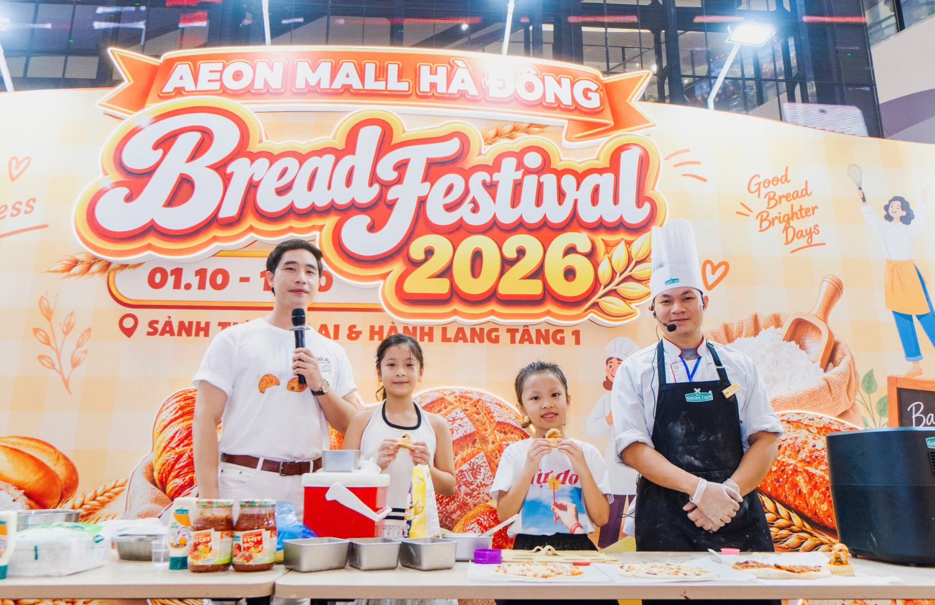 Lễ hội Bánh mỳ còn mang đến những màn cooking show cùng đầu bếp 5 sao, diễn ra vào 11-12h Chủ nhật hàng tuần
