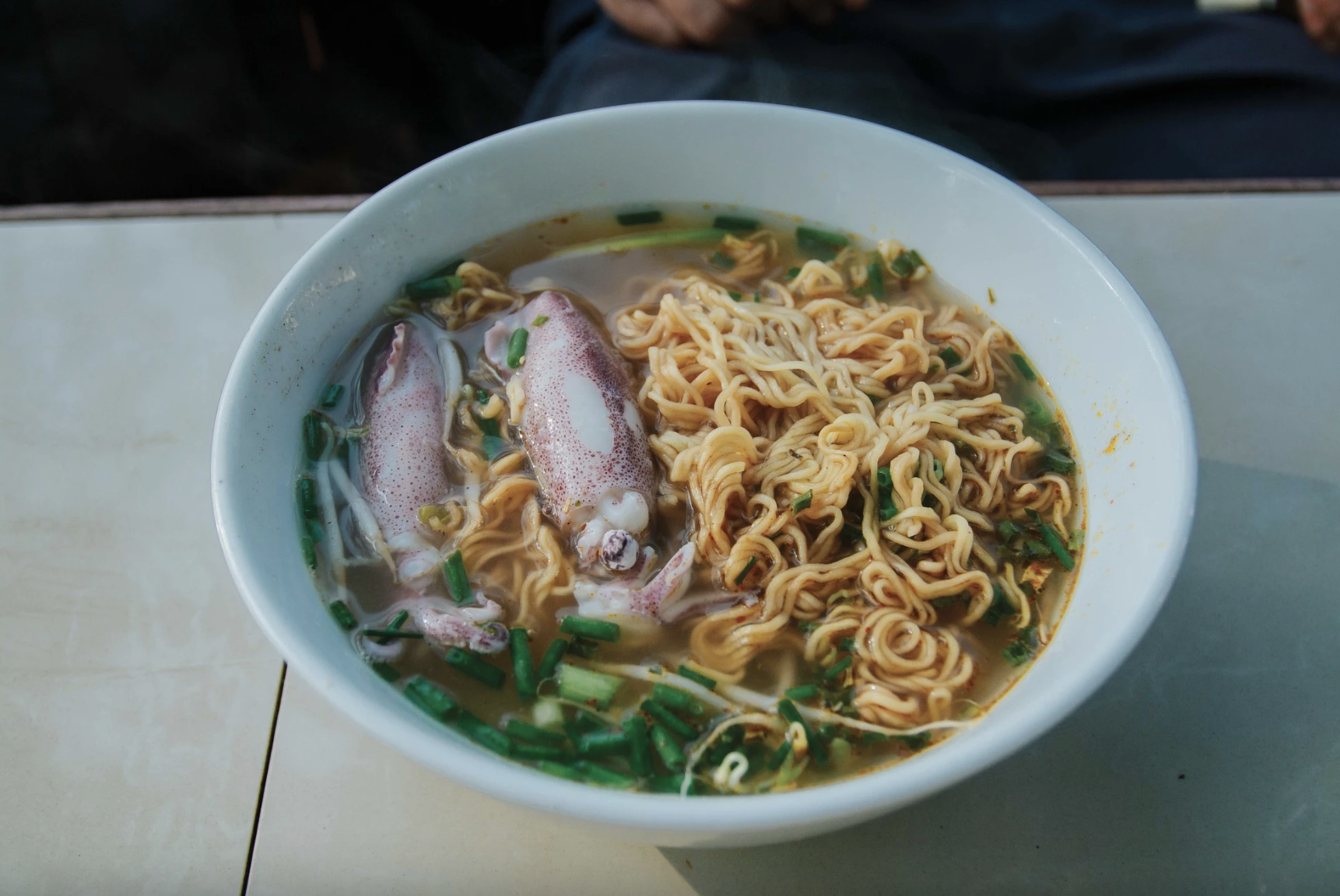 Trong nhà có sẵn mì tôm, còn ngoài thuyền có mực vừa kéo lưới, thế là thành một bữa sáng. Ảnh: Thanh Niên