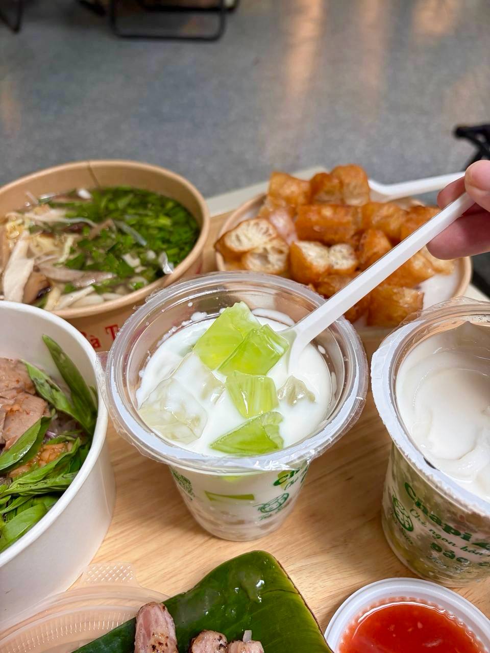 Từ bát cháo trai ấm nóng đến chè cốm bưởi dừa non: Hoá ra có thể tìm thấy cả mùa thu trong một lần order
