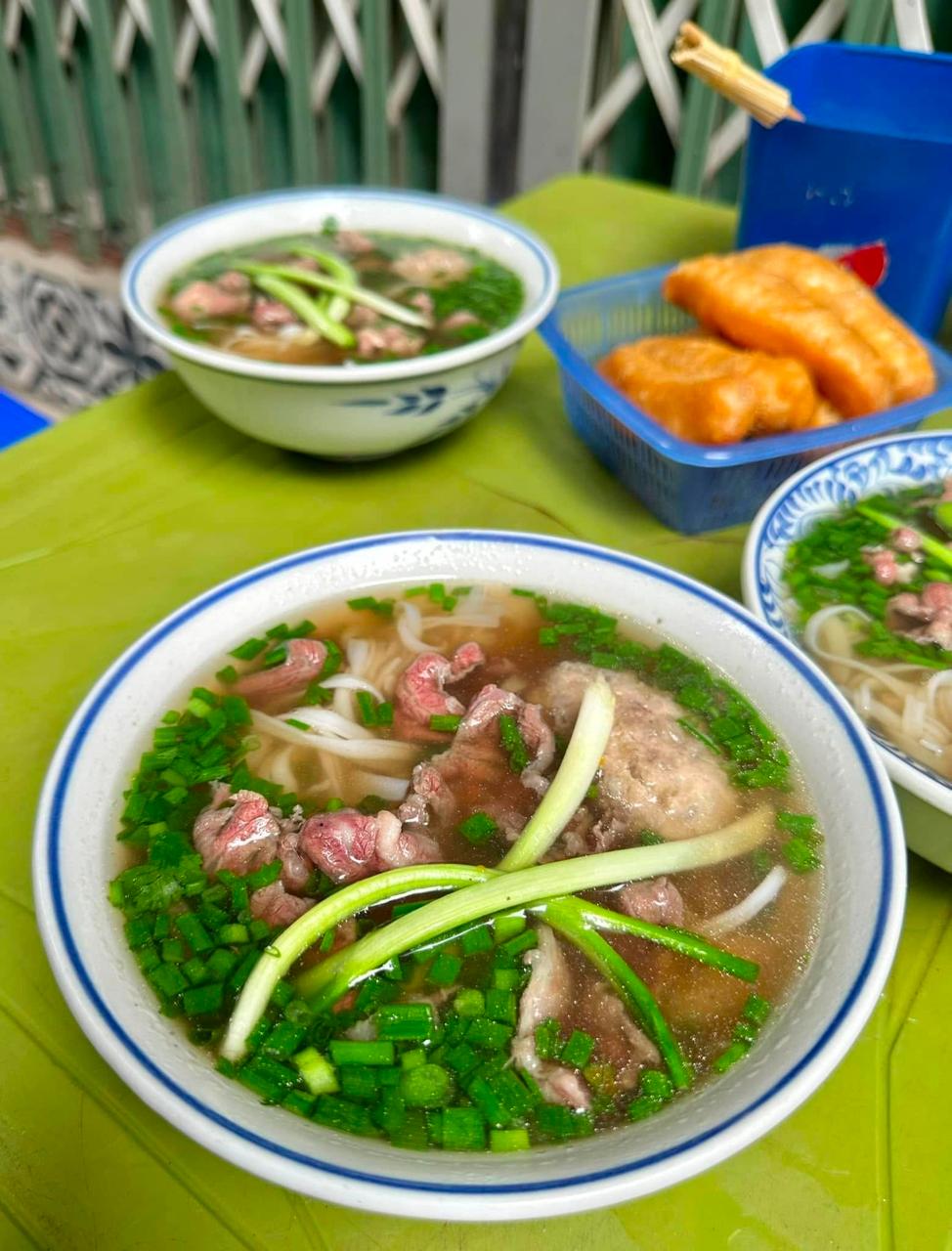 Nghệ thuật Comfort Food: Tại sao khi cô đơn, chúng ta lại thèm một bát phở nóng?