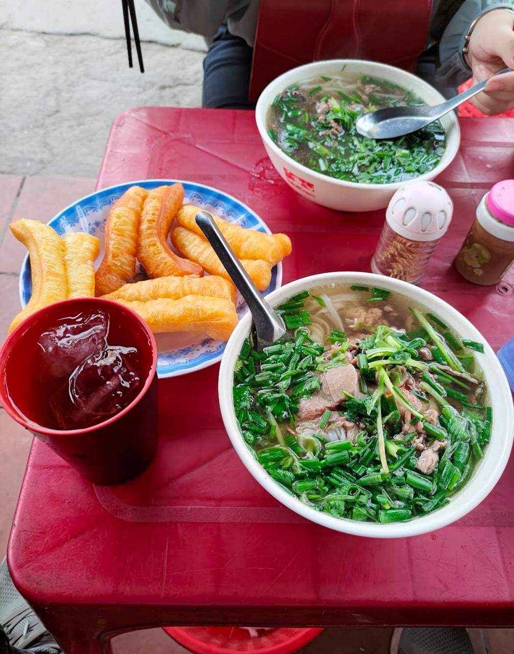 Nghệ thuật Comfort Food: Tại sao khi cô đơn, chúng ta lại thèm một bát phở nóng?