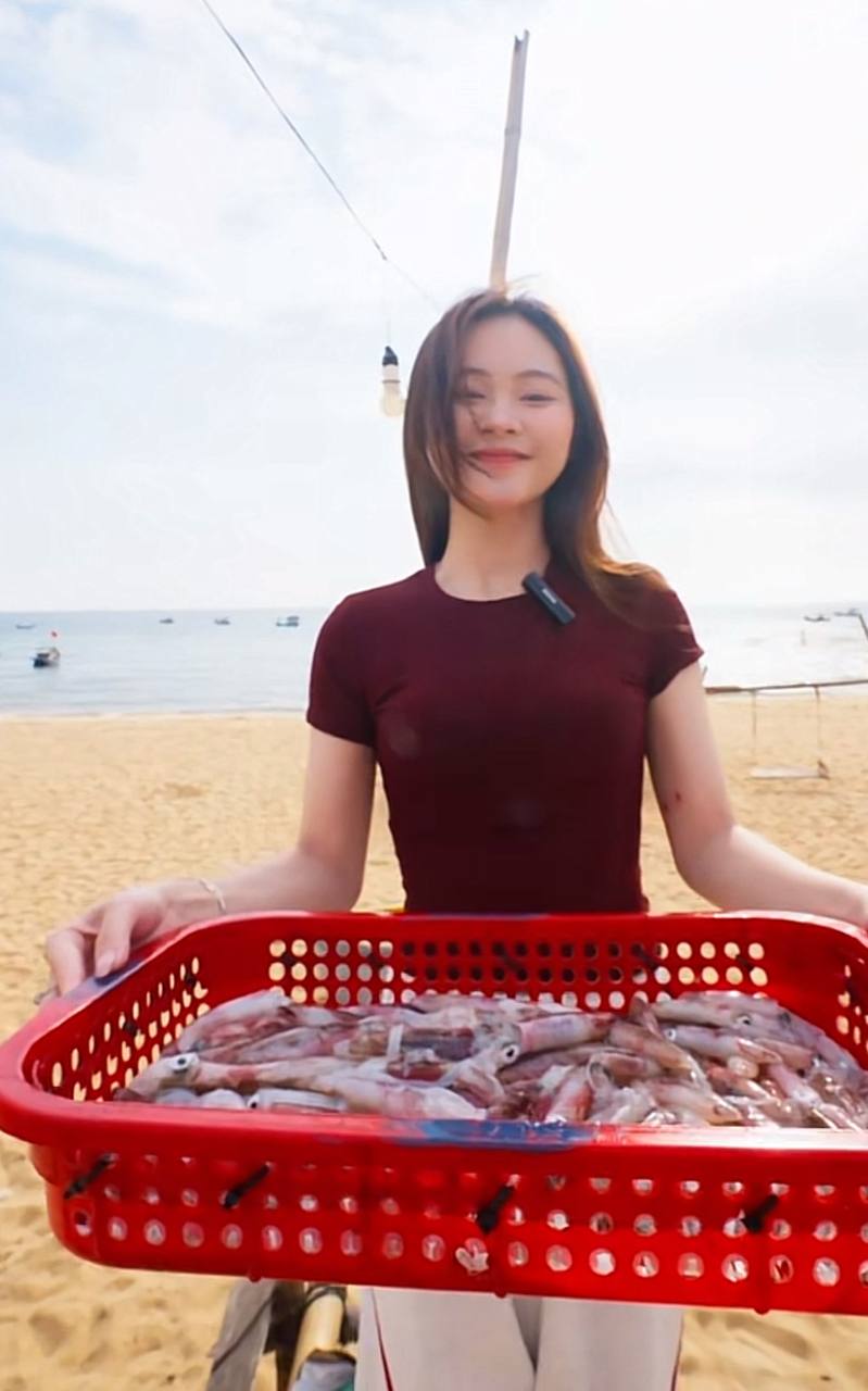 Việt Nam có làng chài bán loại mực chết là mất giá, nửa triệu đồng một kg mà người dân vẫn vô tư ăn với mì tôm