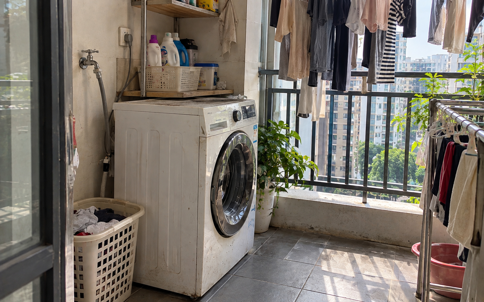 Tại sao ngày càng nhiều gia đình không còn đặt máy giặt trong nhà vệ sinh? 2 vị trí mới khô ráo, gọn nhà, dùng cũng thuận tiện hơn