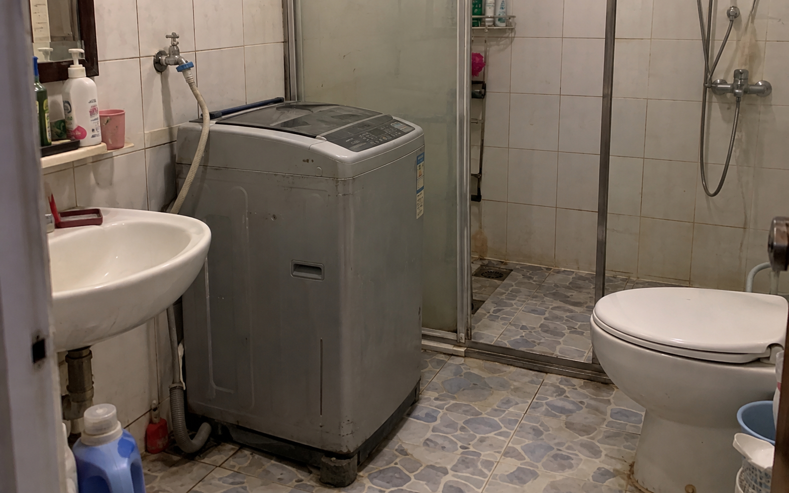 Tại sao ngày càng nhiều gia đình không còn đặt máy giặt trong nhà vệ sinh? 2 vị trí mới khô ráo, gọn nhà, dùng cũng thuận tiện hơn