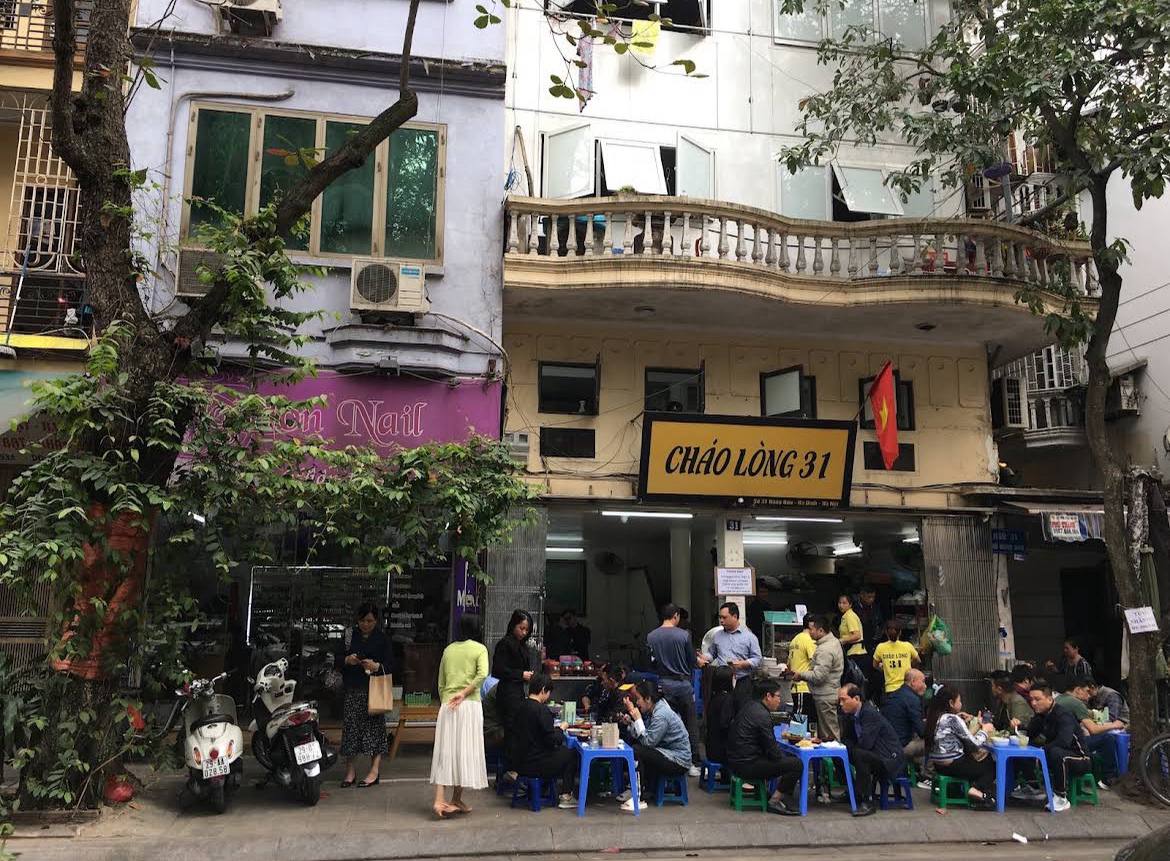 Phát hiện Soobin Hoàng Sơn chơi thu ở Hà Nội chỉ quanh một con phố, chỗ rẻ nhất bán giá 5.000 đồng suốt 40 năm