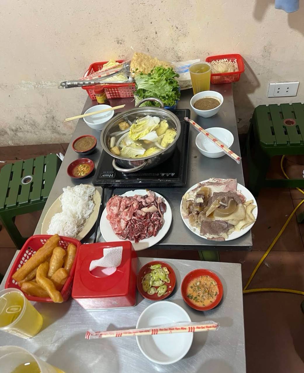 Nồi nước dùng có vị chua nhẹ, thơm, bên trong thường có dứa, hành tây và các loại gia vị; thịt bò được thái lát mỏng để nhúng nhanh rồi cuốn cùng rau, bún và đồ ăn kèm. 