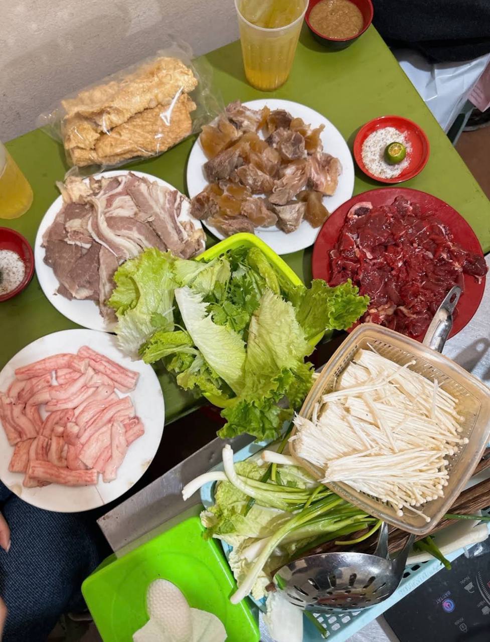 Phát hiện Soobin Hoàng Sơn chơi thu ở Hà Nội chỉ quanh một con phố, chỗ rẻ nhất bán giá 5.000 đồng suốt 40 năm