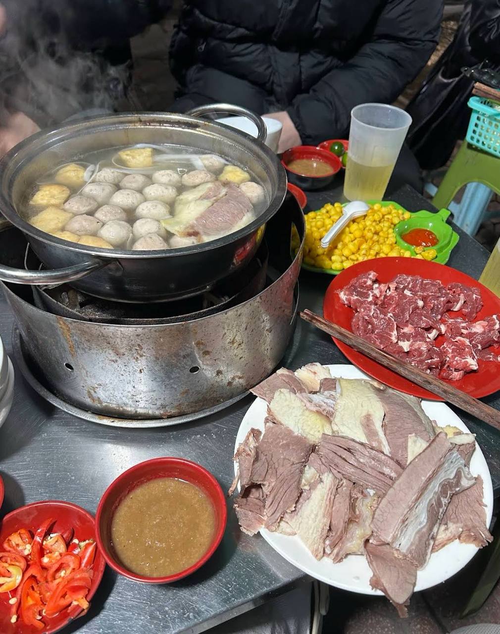 Phát hiện Soobin Hoàng Sơn chơi thu ở Hà Nội chỉ quanh một con phố, chỗ rẻ nhất bán giá 5.000 đồng suốt 40 năm