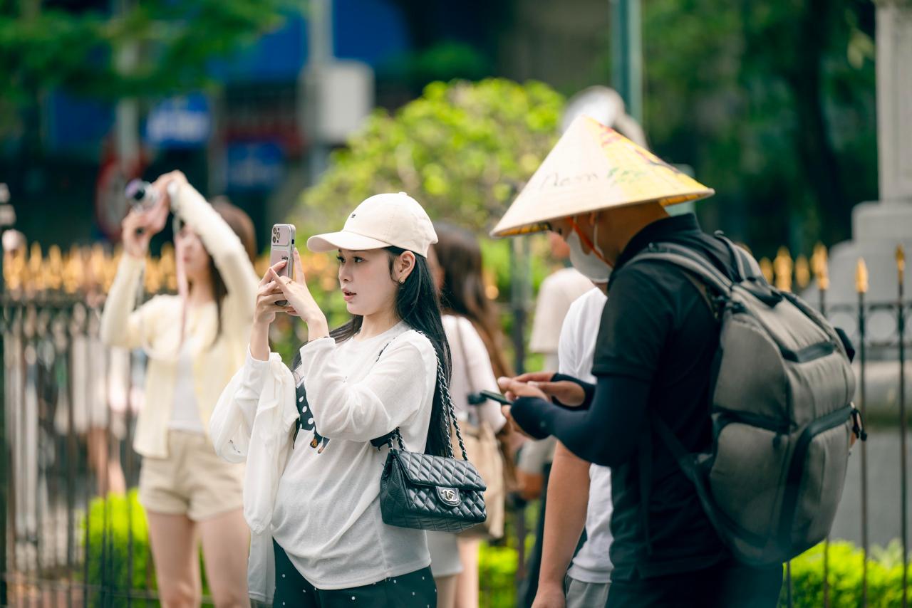 Nếu đã đến Hồ Gươm, hãy đi về phía Nhà thờ Lớn để chụp ảnh, uống trà chanh vì khoảng cách cũng không quá xa.