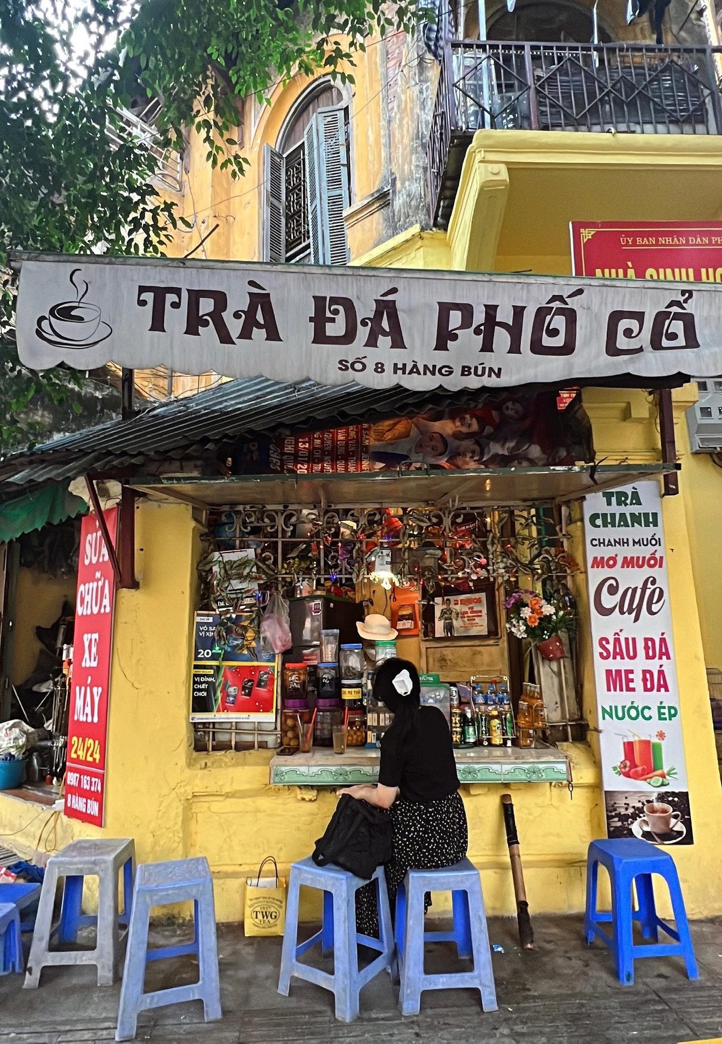 Trà đá số 8 Hàng Bún - một quán trà đá đã tồn tại hơn 40 năm, được giới trẻ tìm đến khá nhiều để chụp ảnh. Ảnh: dicaphekhong