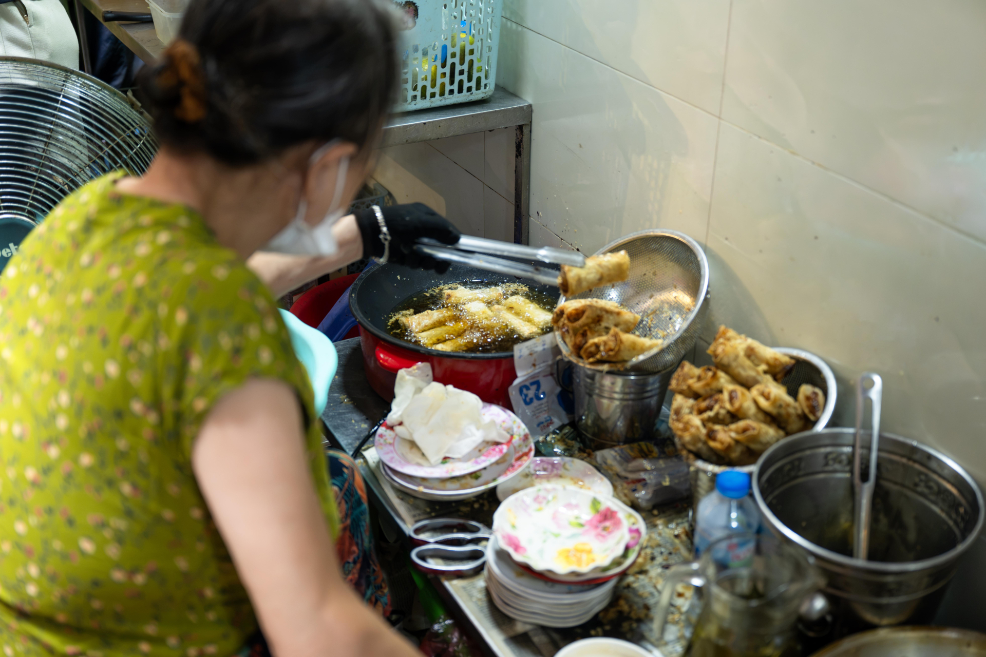 Chủ bún chả Hàng Quạt trước phản ánh ưu tiên khách Tây hơn khách Việt: