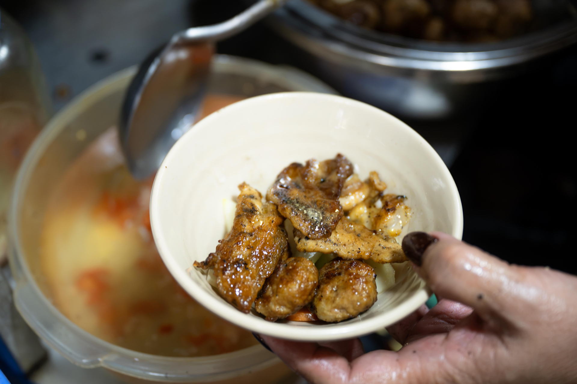Chủ bún chả Hàng Quạt trước phản ánh ưu tiên khách Tây hơn khách Việt:
