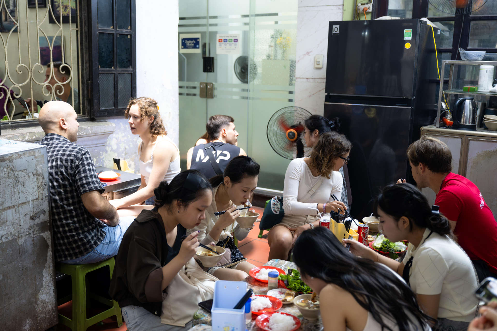 “Có những khách Tây thì thu tiền trước vì hàng nem khác, còn đâu là một đồng giá hết. Tây hay người ở các tỉnh về cũng chỉ bán thế thôi” - đại diện quán cho biết.