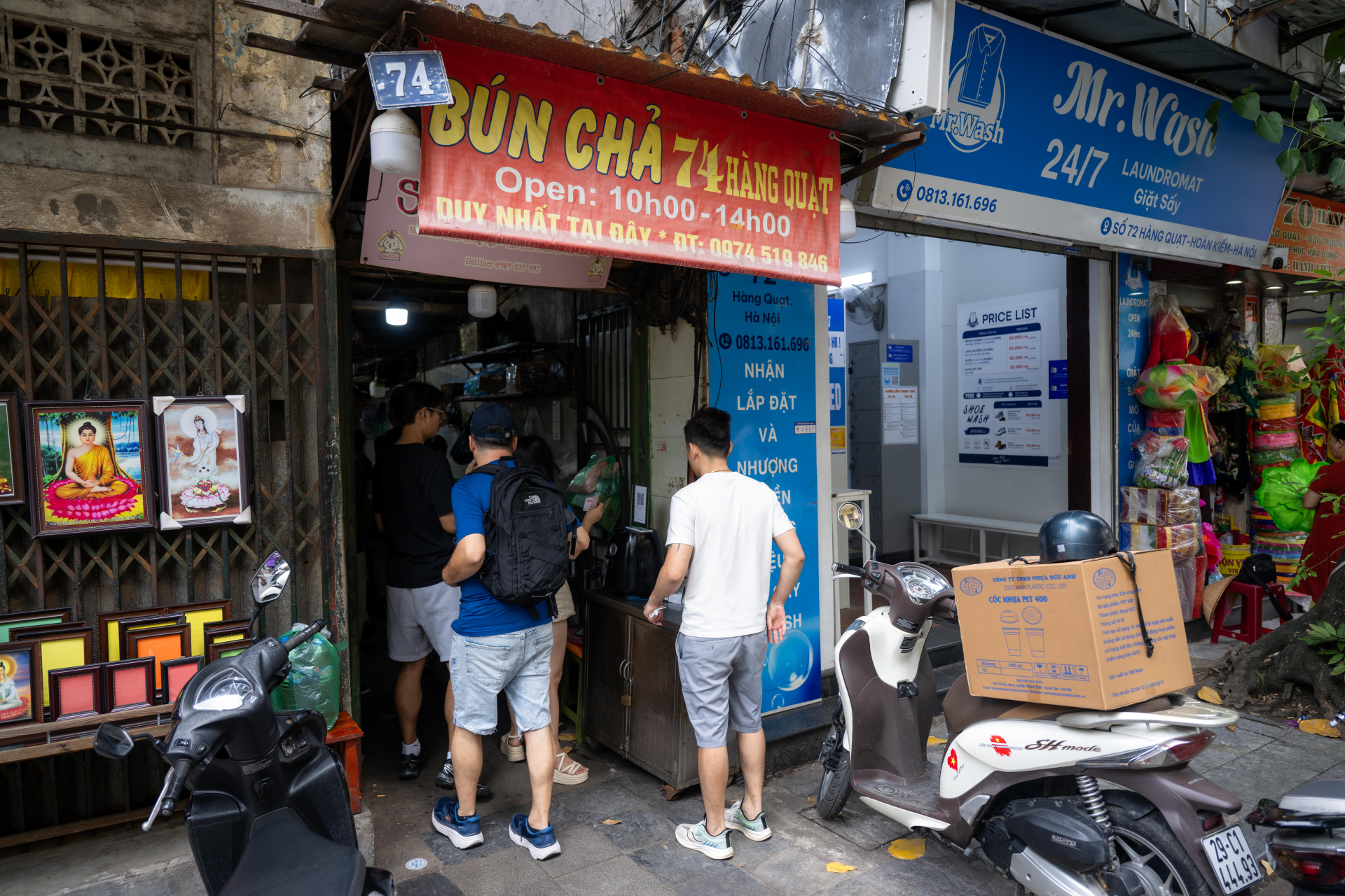 Chủ bún chả Hàng Quạt trước phản ánh ưu tiên khách Tây hơn khách Việt: