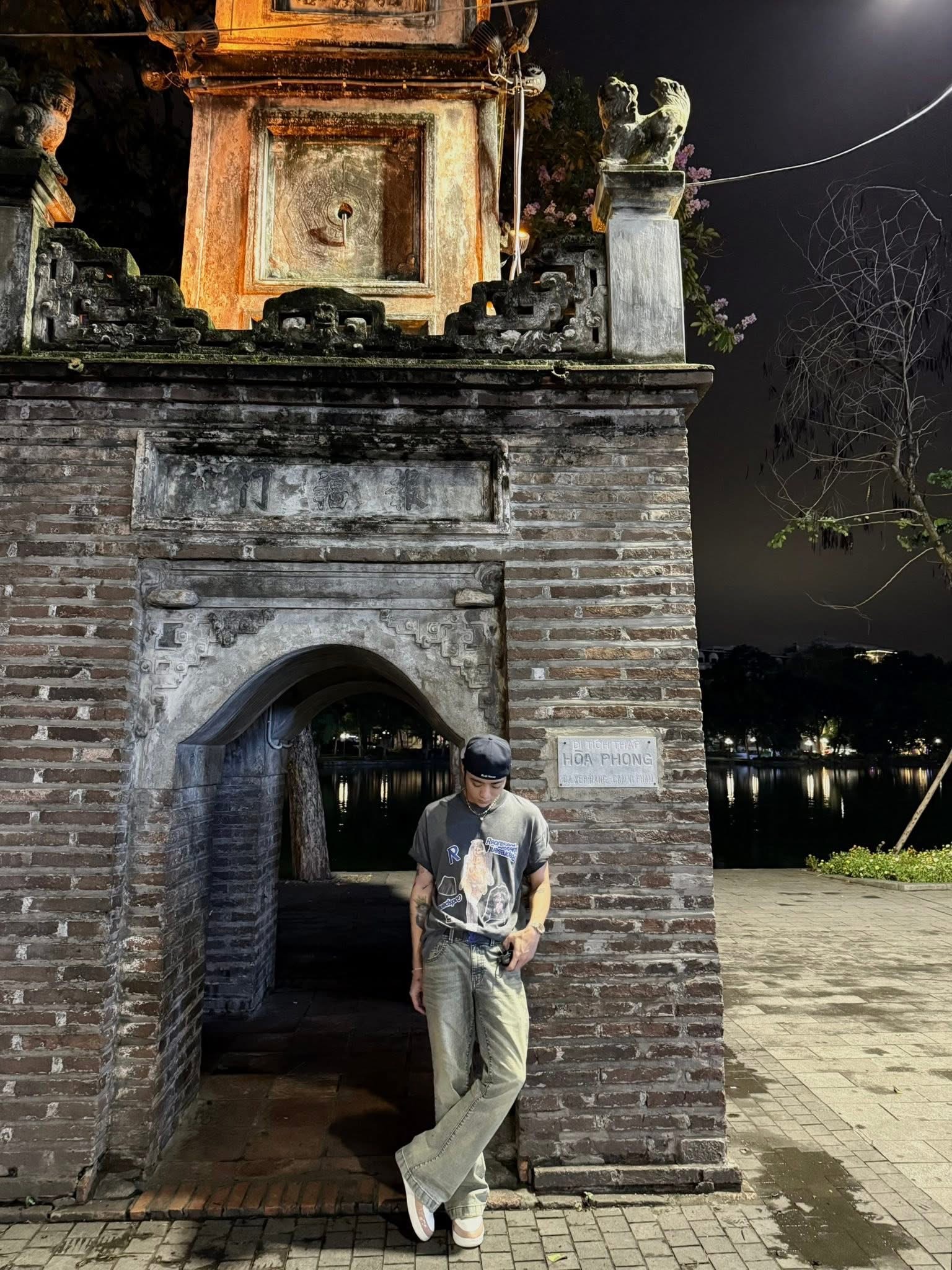 Hồ Gươm cũng là điểm đến yêu thích của giọng ca Phía sau một cô gái 
