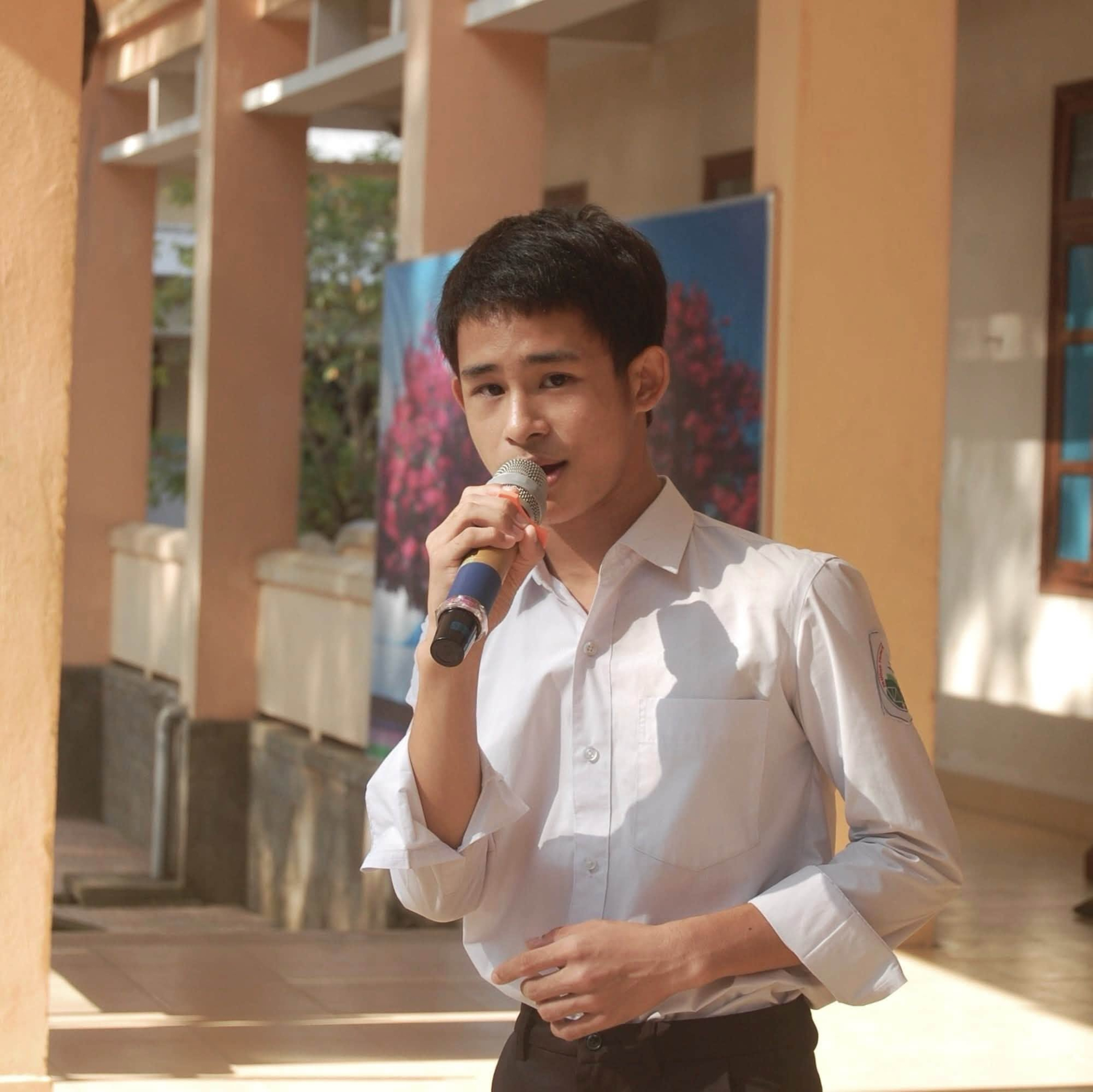 Viết Tường từng thu mình lại vì căn bệnh lạ của mình