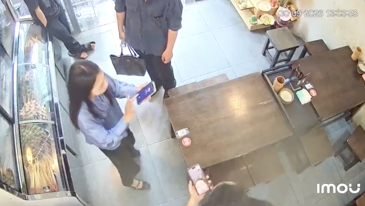 Sau khi được yêu cầu dừng hợp tác vì tới trễ, cô gái yêu cầu quán trả chi phí cho mình