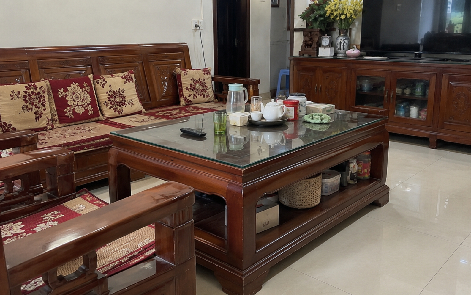 Tại sao ngày càng nhiều gia đình không còn đặt bàn trà lớn giữa phòng khách? 2 thiết kế mới tối giản, thanh thoát, không chiếm lĩnh không gian