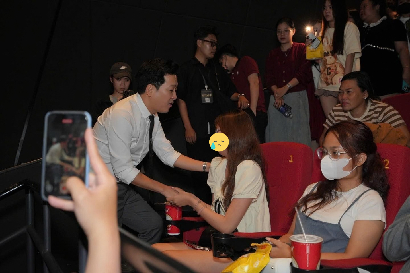 Trong buổi cine tour khi gặp 1 khán giả nữ có hoàn cảnh đặc biệt, Trường Giang đã đến tận nơi, chia sẻ kèm lời hứa “Về bệnh tình của ba mẹ con, để chú lo”.