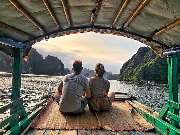 Đi thuyền len lỏi qua các đảo nhỏ và đến thăm làng chài Cái Bèo là trải nghiệm đáng thử Ảnh: Lữ hành Việt Nam