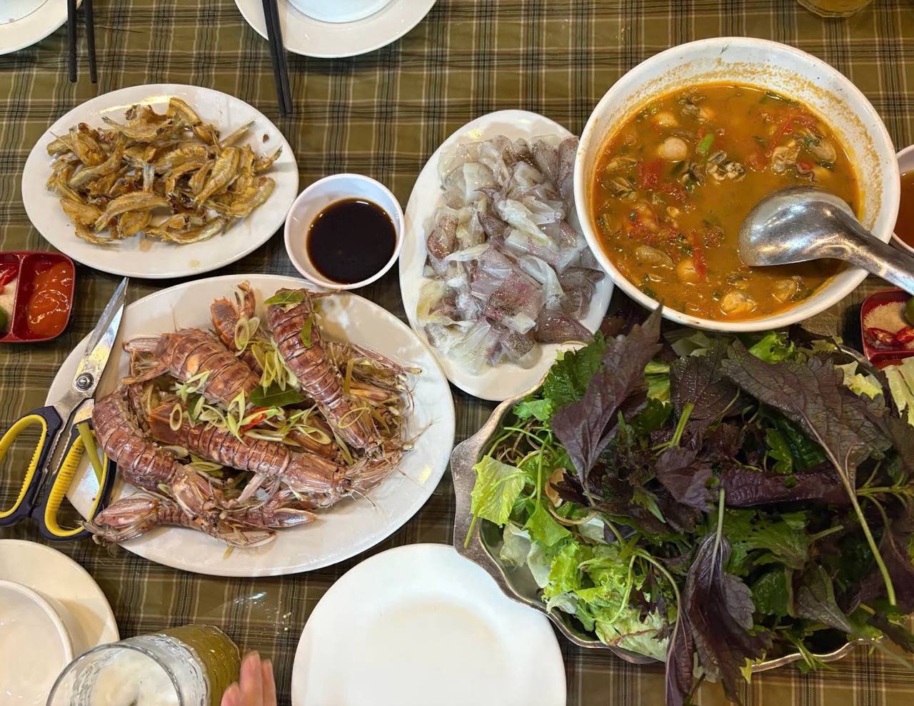 Thay vì gọi những món hải sản đã được chế biến sẵn từ đất liền, du khách có thể lựa chọn trực tiếp các loại hải sản đang được nuôi trong lồng rồi nhờ chế biến.