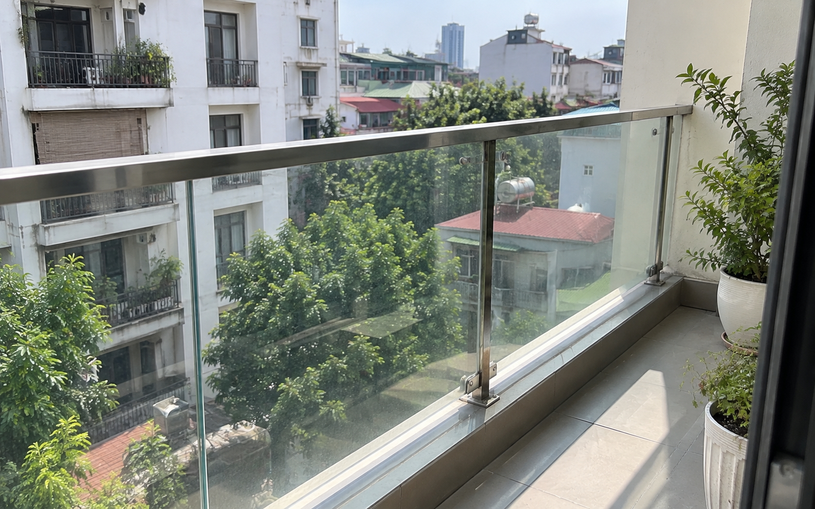 Tại sao ngày càng nhiều gia đình không còn làm lan can ban công kín mít? 2 kiểu mới giúp lấy sáng và nhìn nhà thoáng hơn
