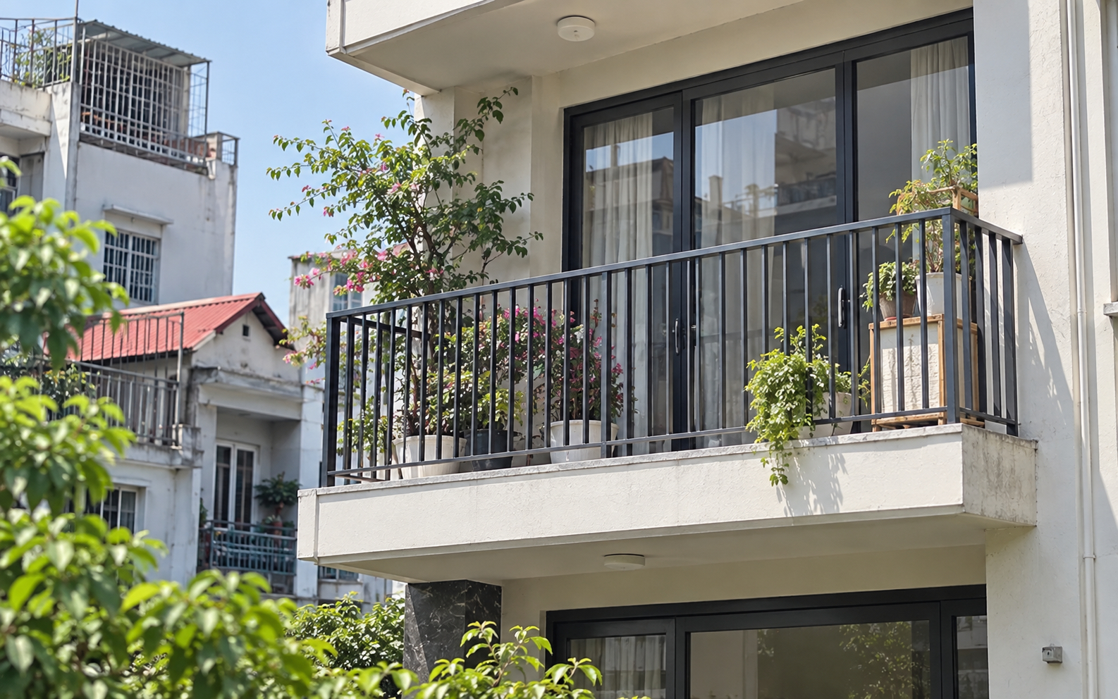 Tại sao ngày càng nhiều gia đình không còn làm lan can ban công kín mít? 2 kiểu mới giúp lấy sáng và nhìn nhà thoáng hơn