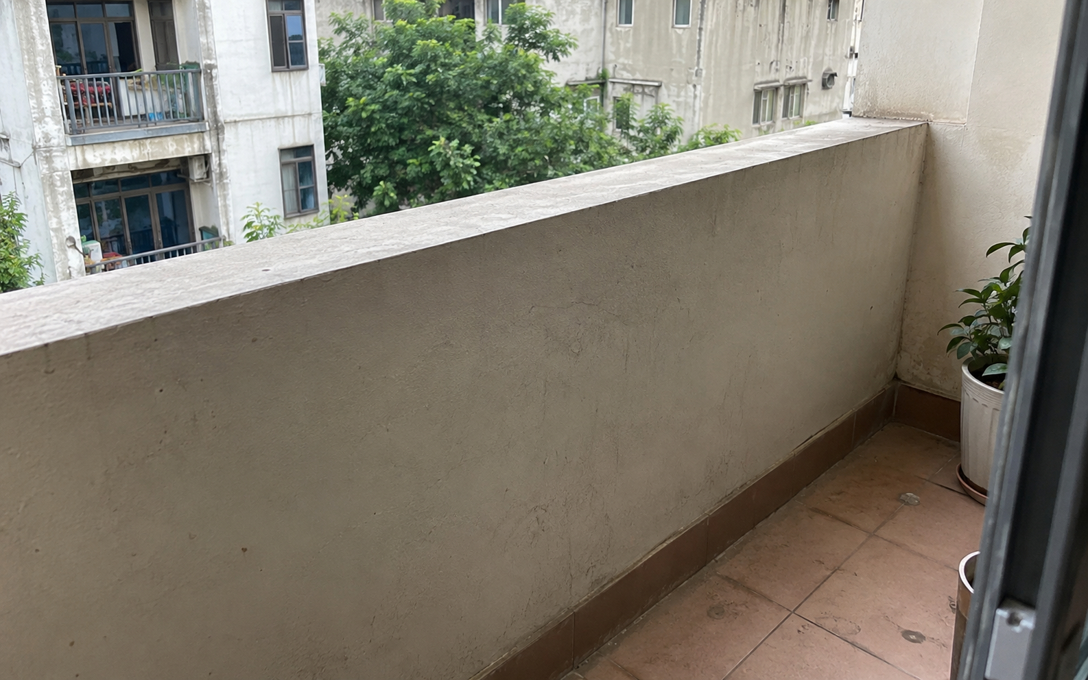 Tại sao ngày càng nhiều gia đình không còn làm lan can ban công kín mít? 2 kiểu mới giúp lấy sáng và nhìn nhà thoáng hơn