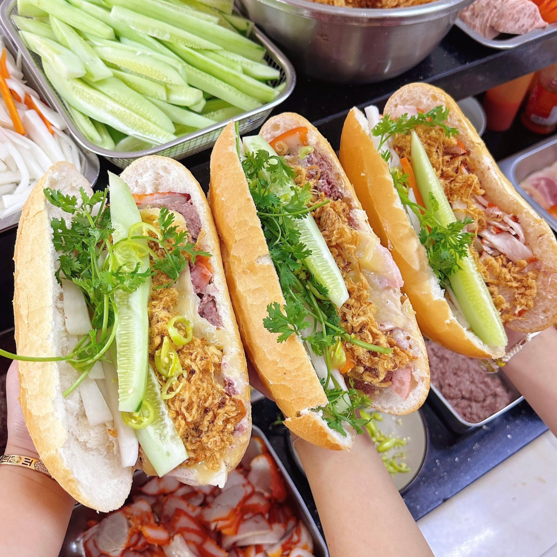 Khách Tây, khách Thái cảnh báo bạn bè một “cái bẫy” ở Việt Nam, hóa ra là thứ quen thuộc trong bánh mì