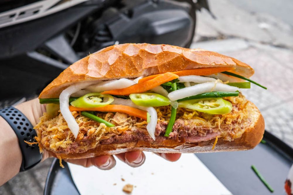 Vị cay của ớt tươi không chỉ tạo cảm giác nóng mà còn giúp cân bằng độ béo của pate, thịt nguội