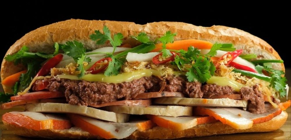 Khách Tây, khách Thái cảnh báo bạn bè một “cái bẫy” ở Việt Nam, hóa ra là thứ quen thuộc trong bánh mì