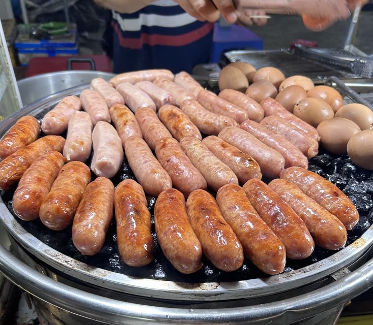 Ăn quá nhiều thịt chế biến sẵn, nhất là thịt đỏ làm tăng nguy cơ mắc nhiều loại ung thư (Ảnh minh họa)