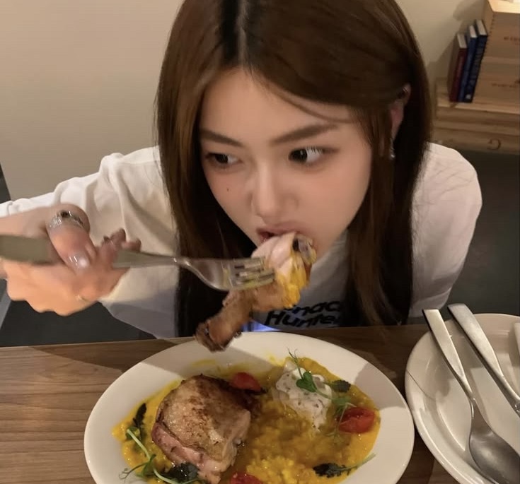 Bâc sĩ cảnh báo, chế độ ăn uống hàng ngày tác động rất lớn tới nguy cơ mắc ung thư vú (Ảnh minh họa)