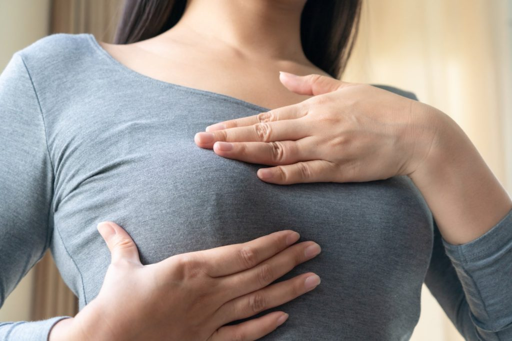 Bác sĩ khuyên chị em phụ nữ nên tự kiểm tra vú thường xuyên, nhất là trong khi tắm (Ảnh minh họa)