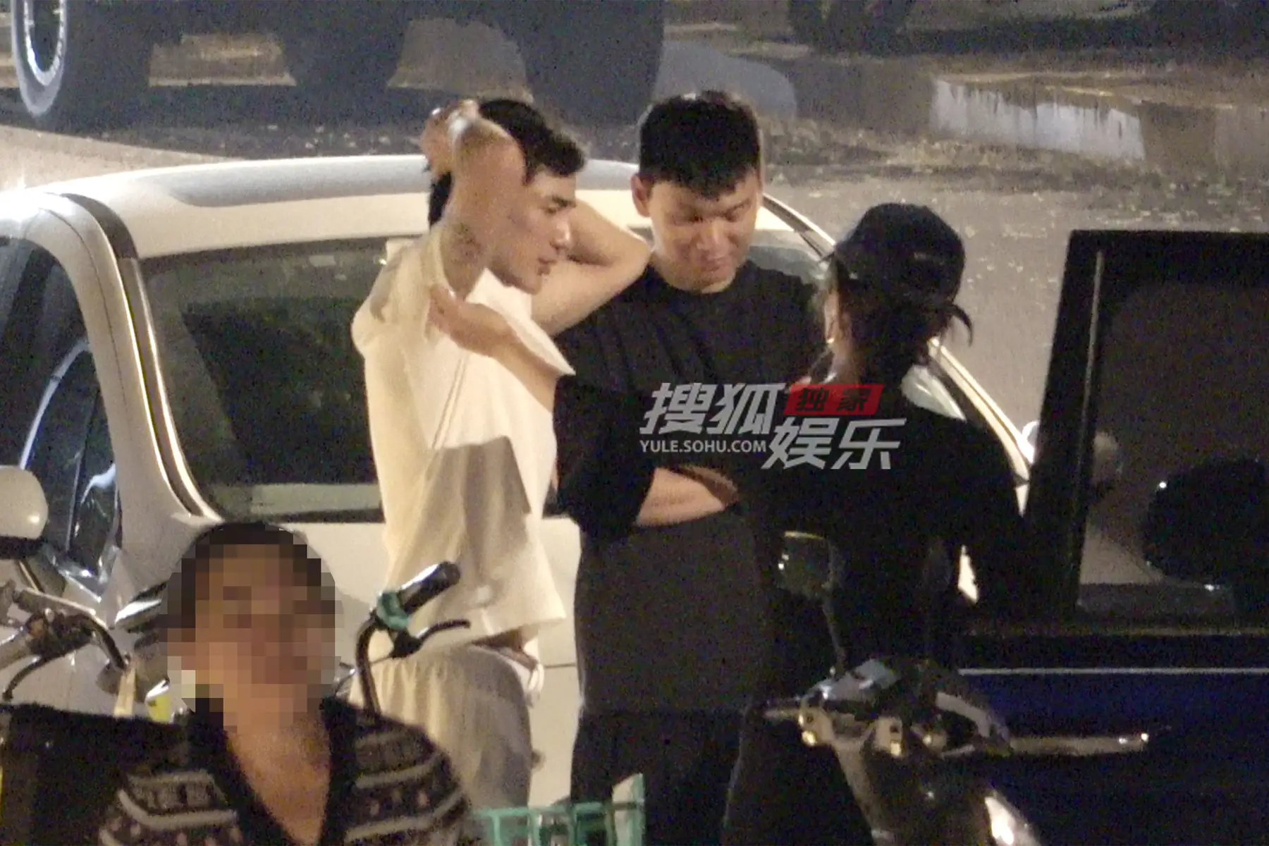 Xôn xao clip mỹ nhân showbiz đánh vào đầu chồng trẻ kém 4 tuổi giữa đường chỉ sau 2 tháng cưới