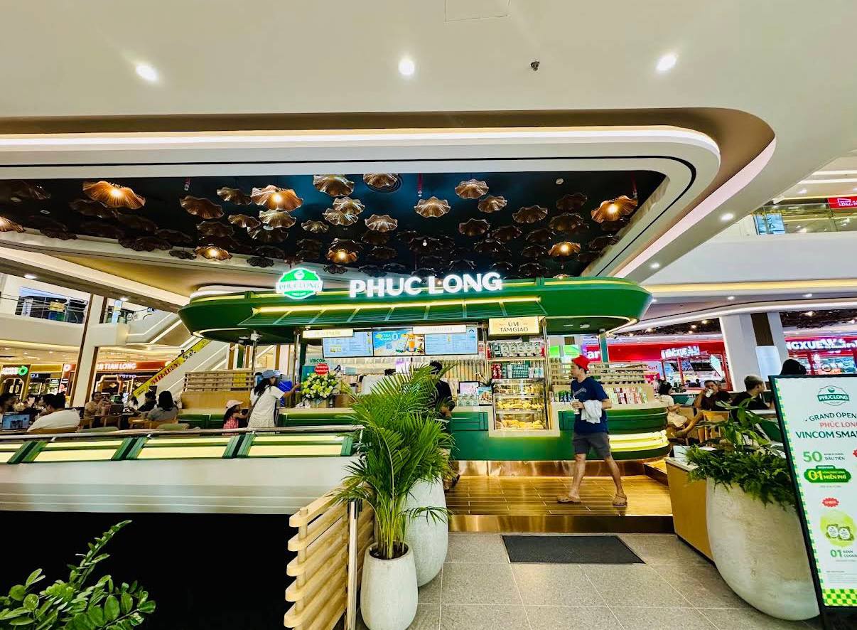 Phát hiện Phúc Long “chơi lớn” nhất Hà Nội: Xây hẳn cửa hàng hình du thuyền giữa hồ nước trong TTTM, khách Tây ồ ạt vào hỏi địa chỉ