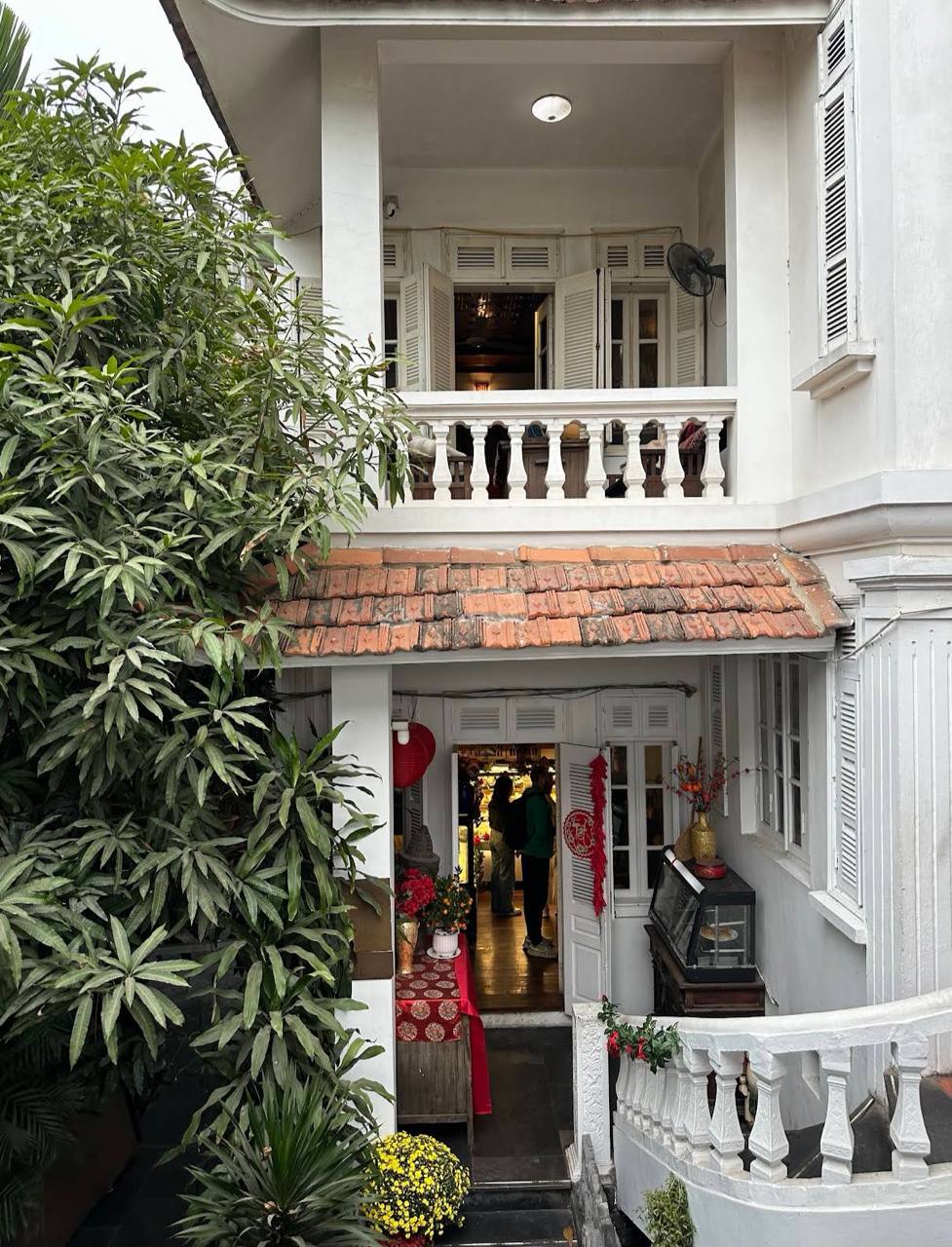 Quán nằm tại khu vực Quảng An, Tây Hồ, với nhiều tầng và các khu vực ngồi khác nhau