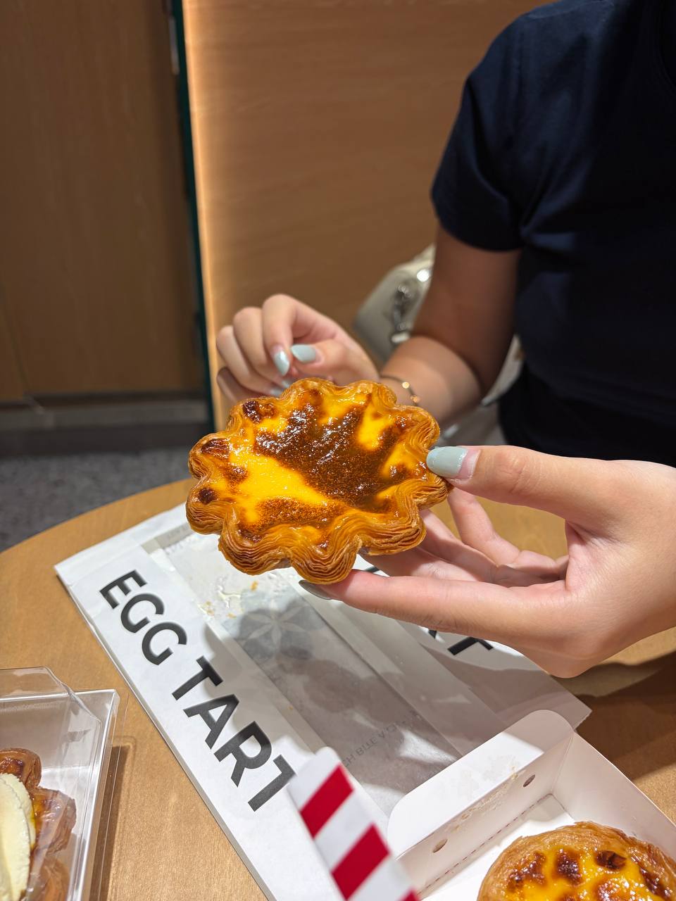 Chiếc tart trứng truyền thống giá 40.000 đồng rất mềm mịn và dễ ăn