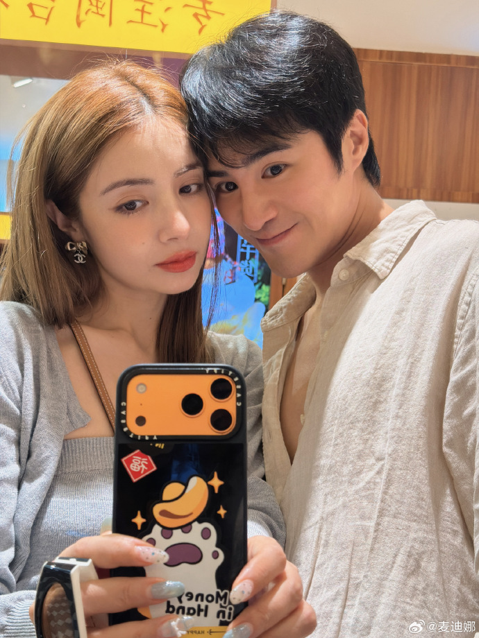 Khương Triều và Mạch Địch Na chưa bao giờ cố xây dựng hình tượng hoàn hảo trước công chúng mà thoải mái phô bày những khoảnh khắc đời thường đầy hài hước. Ảnh: Sina.