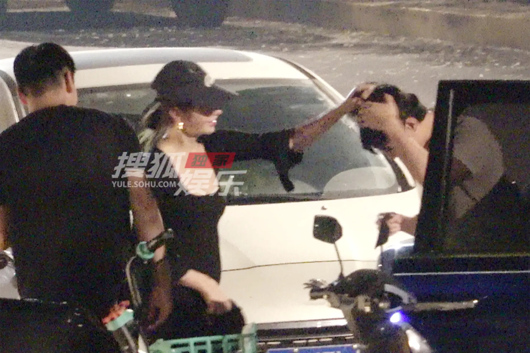 Xôn xao clip mỹ nhân showbiz đánh vào đầu chồng trẻ kém 4 tuổi giữa đường chỉ sau 2 tháng cưới