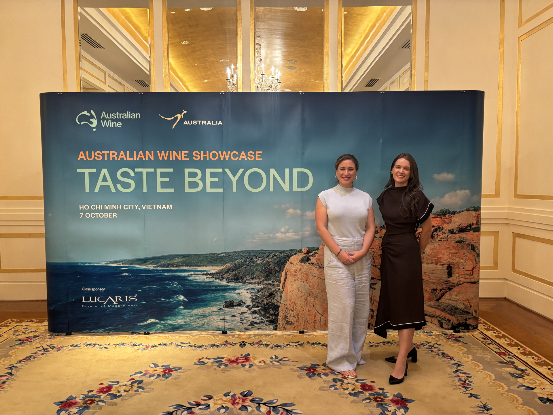Bà Sarah Roberts, Giám đốc khu vực châu Á - Thái Bình Dương của Wine Australia và bà Danielle Haratsis, Ủy viên Thương mại và Đầu tư Austrade (bên phải) chụp ảnh tại sự kiện. Ảnh: BTC.