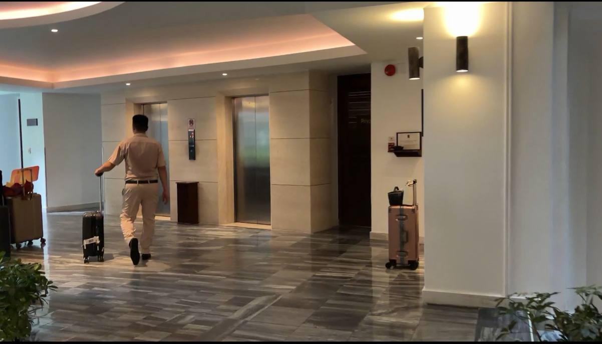 Ngay từ khoảnh khắc chiếc xe vừa dừng bánh trước sảnh, nhân viên resort đã nhanh chóng bước ra chào đón và tận tình hỗ trợ du khách 