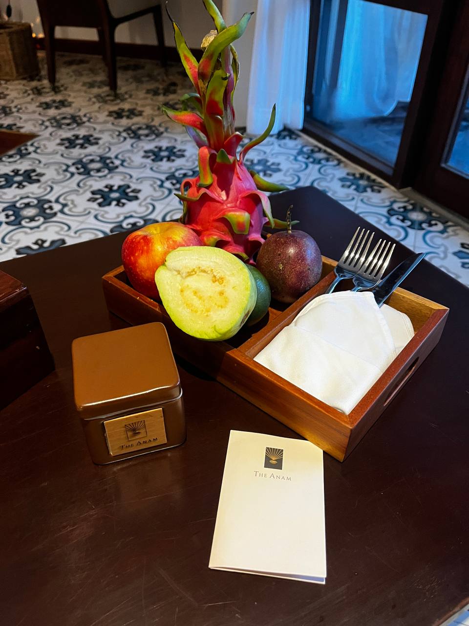  Mỗi ngày, khách lưu trú sẽ được tặng hai viên chocolate đen và trắng thơm ngon đựng trong chiếc hộp vuông