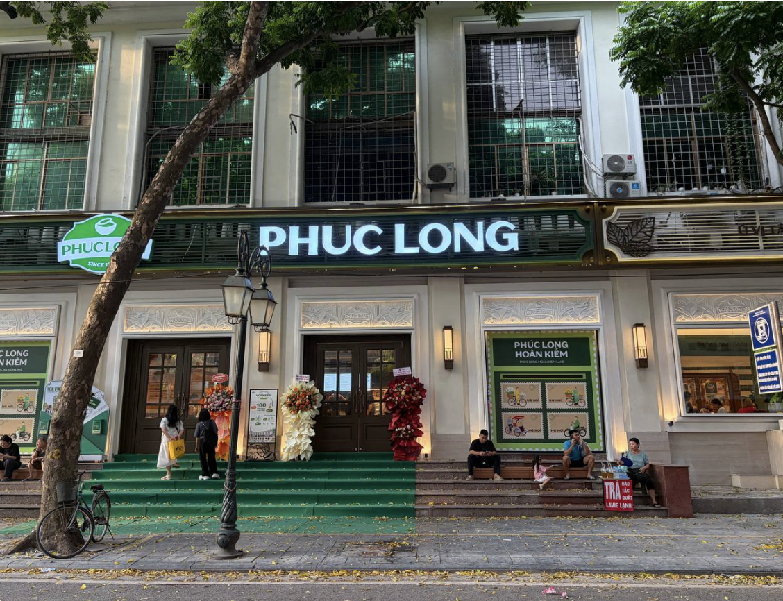 Phát hiện Phúc Long “chơi lớn” nhất Hà Nội: Xây hẳn cửa hàng hình du thuyền giữa hồ nước trong TTTM, khách Tây ồ ạt vào hỏi địa chỉ