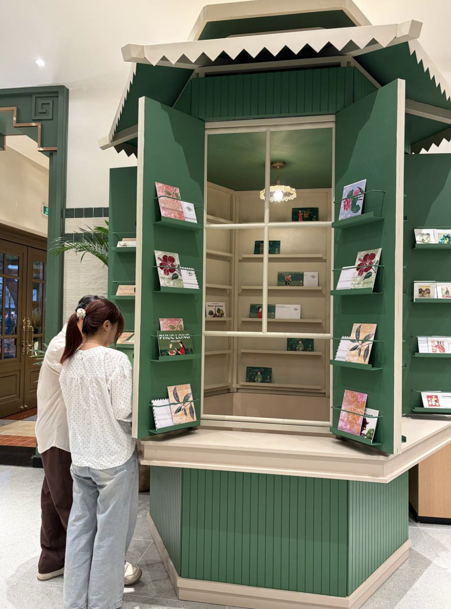 Phát hiện Phúc Long “chơi lớn” nhất Hà Nội: Xây hẳn cửa hàng hình du thuyền giữa hồ nước trong TTTM, khách Tây ồ ạt vào hỏi địa chỉ